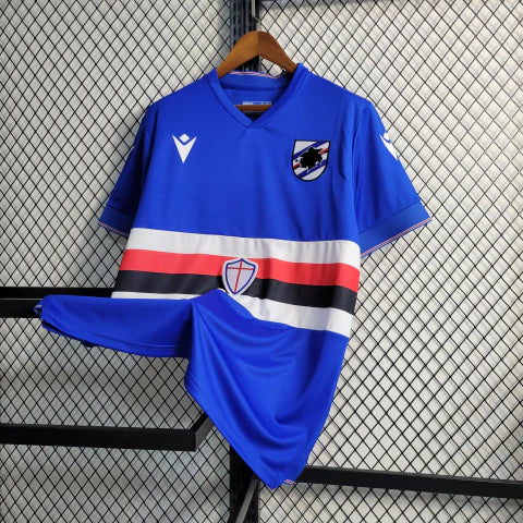 Camisa Sampdoria Home I 2022/23 Torcedor Masculina Azul com faixas branca, vermelha e preta no peito, escudo bordado e design clássico do clube italiano.”