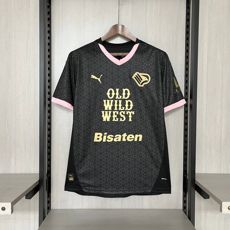 Camisa Palermo Away II 2024/25 Puma Torcedor Masculina preta com escudo bordado no peito, detalhes sutis em rosa, logo Puma em destaque, gola redonda moderna e tecido respirável dryCELL, ideal para torcedores que buscam estilo, conforto e tradição do clube italiano.