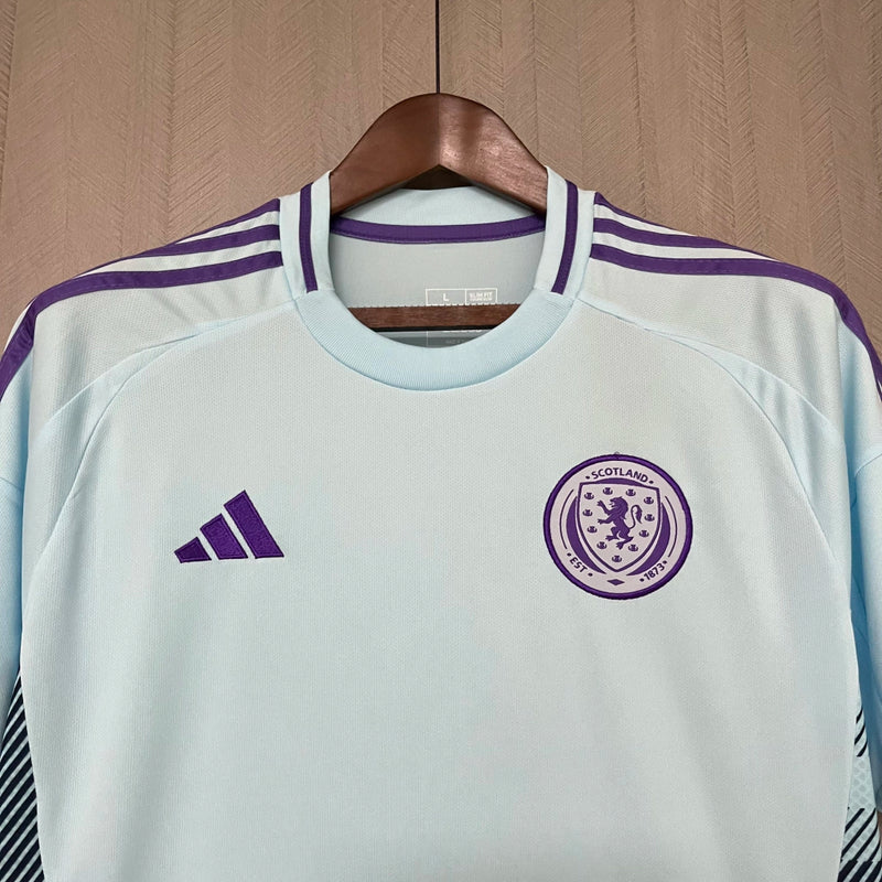 Camisa Escócia Away II 2024/25 Adidas masculina na cor azul, com detalhes em branco, gola em V, mangas curtas e design moderno pensado para torcedores, representando o estilo e a tradição da seleção escocesa"