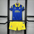 Kit Infantil Las Palmas Away II 2024/25 Hummel com camisa e short, uniforme infantil azul e amarelo, tecido leve e respirável, ideal para jogos, treinos e jovens torcedores do Las Palmas."