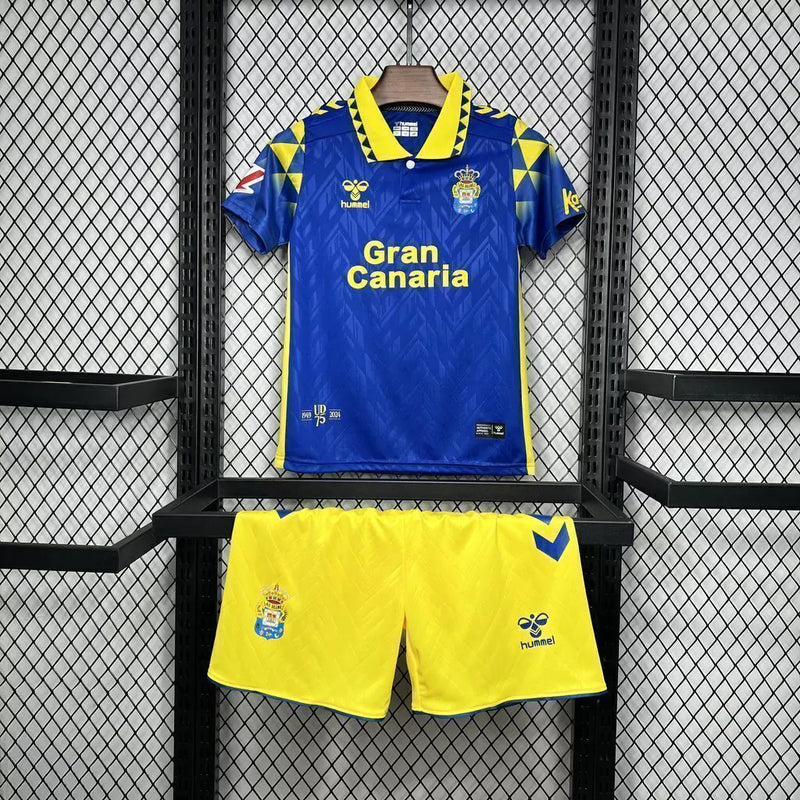 Kit Infantil Las Palmas Away II 2024/25 Hummel com camisa e short, uniforme infantil azul e amarelo, tecido leve e respirável, ideal para jogos, treinos e jovens torcedores do Las Palmas."