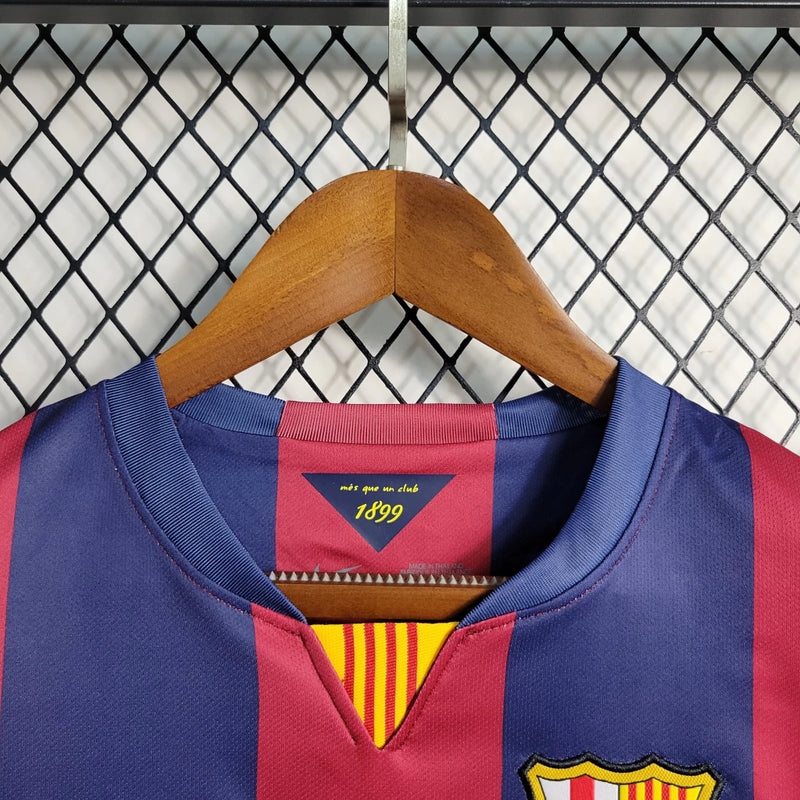 Camisa Barcelona Home Retrô 2014/15 Torcedor Masculina azul e grená, modelo inspirado na temporada de Messi, Neymar e Suárez, com escudo do Barça em destaque e tecido leve e confortável.
