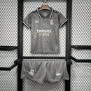 Kit Infantil Real Madrid Third III 2024/25 Adidas oficial, camisa roxa com escudo do Real Madrid em destaque, shorts e meias combinando, uniforme completo para crianças de 3 a 13 anos