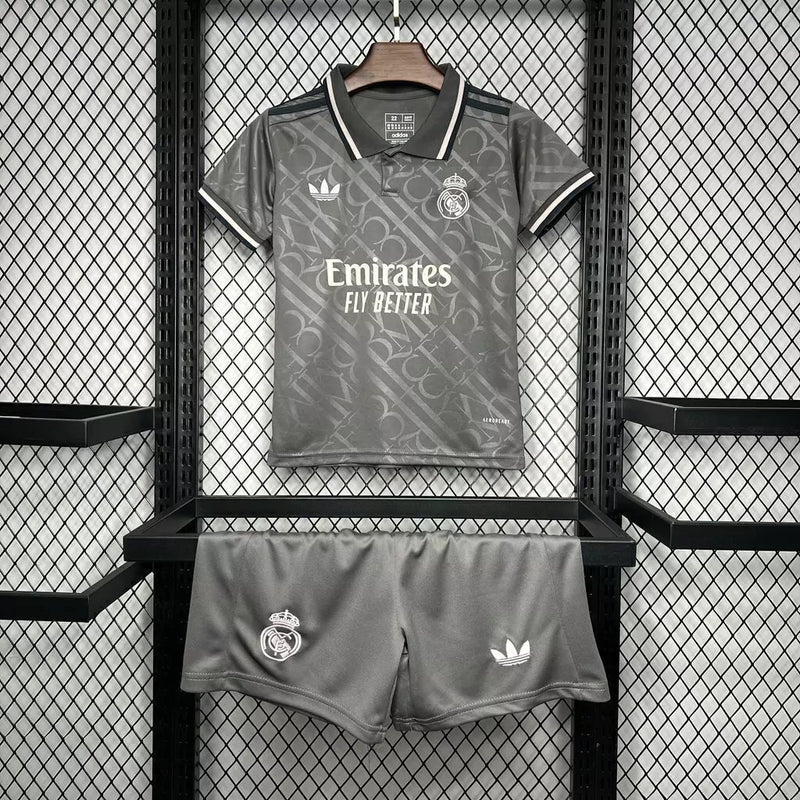 Kit Infantil Real Madrid Third III 2024/25 Adidas oficial, camisa roxa com escudo do Real Madrid em destaque, shorts e meias combinando, uniforme completo para crianças de 3 a 13 anos
