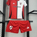 Texto alternativo para imagem:
Kit Infantil River Plate Third (3) 2024/25 Adidas com camisa vermelha e branca listrada, short branco, escudo do River Plate estampado e logo Adidas bordado, ideal para crianças torcedoras.

