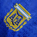 Camisa Argentina Away II 1994/95 Adidas Retrô Masculina azul com grafismos geométricos, escudo bordado da seleção e listras Adidas brancas nos ombros.