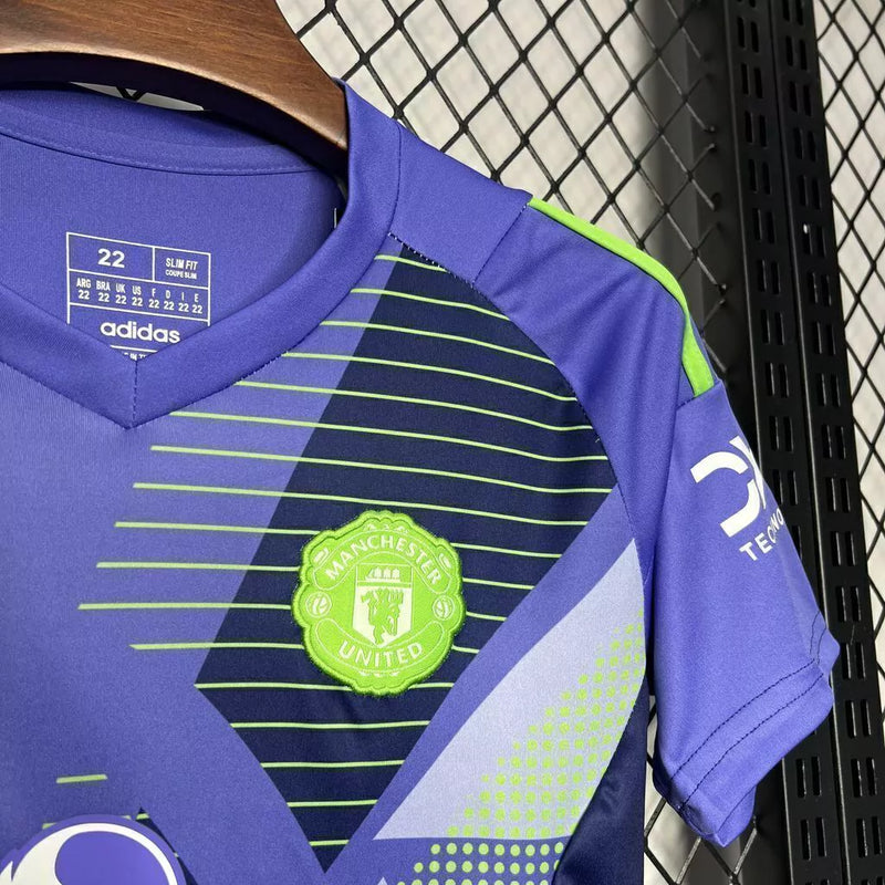 Kit Infantil Manchester United Goleiro 2024/25 Adidas oficial, camisa em cores vibrantes com escudo do Manchester United em destaque, shorts combinando, uniforme completo para crianças de 3 a 13 anos"
