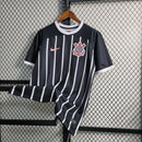 Camisa Corinthians Nike II Away 2023/24 Alvinegra Torcedor Masculina – vista frontal com escudo bordado e logo Nike.

Uniforme Corinthians 2023/2024 preto – modelo torcedor masculino Nike com tecnologia Dri-FIT e acabamento premium.

