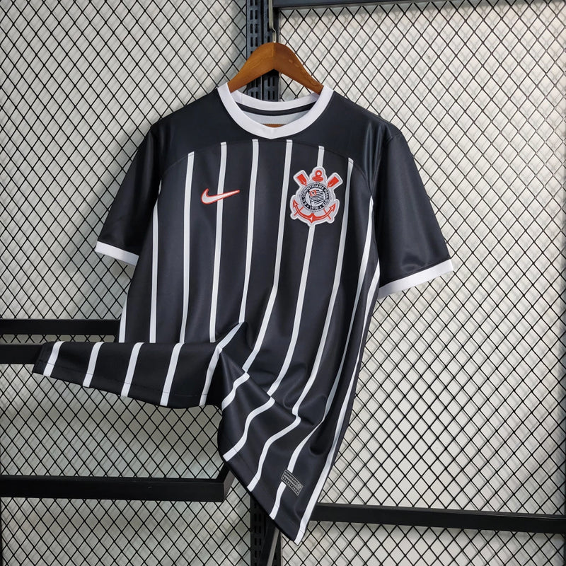 Camisa Corinthians Nike II Away 2023/24 Alvinegra Torcedor Masculina – vista frontal com escudo bordado e logo Nike.

Uniforme Corinthians 2023/2024 preto – modelo torcedor masculino Nike com tecnologia Dri-FIT e acabamento premium.

