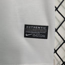 Kit Infantil Santos Home 2012/13 Nike Retrô – uniforme infantil oficial com camisa branca clássica, escudo bordado do Santos FC e short, ideal para pequenos torcedores e colecionadores.