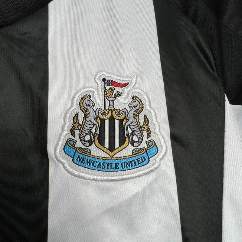 Kit Infantil Newcastle United Home I 2024/25 Adidas - camisa e short infantil do Newcastle United, uniforme Home 2024/25 com listras preto e branco, ideal para pequenos torcedores