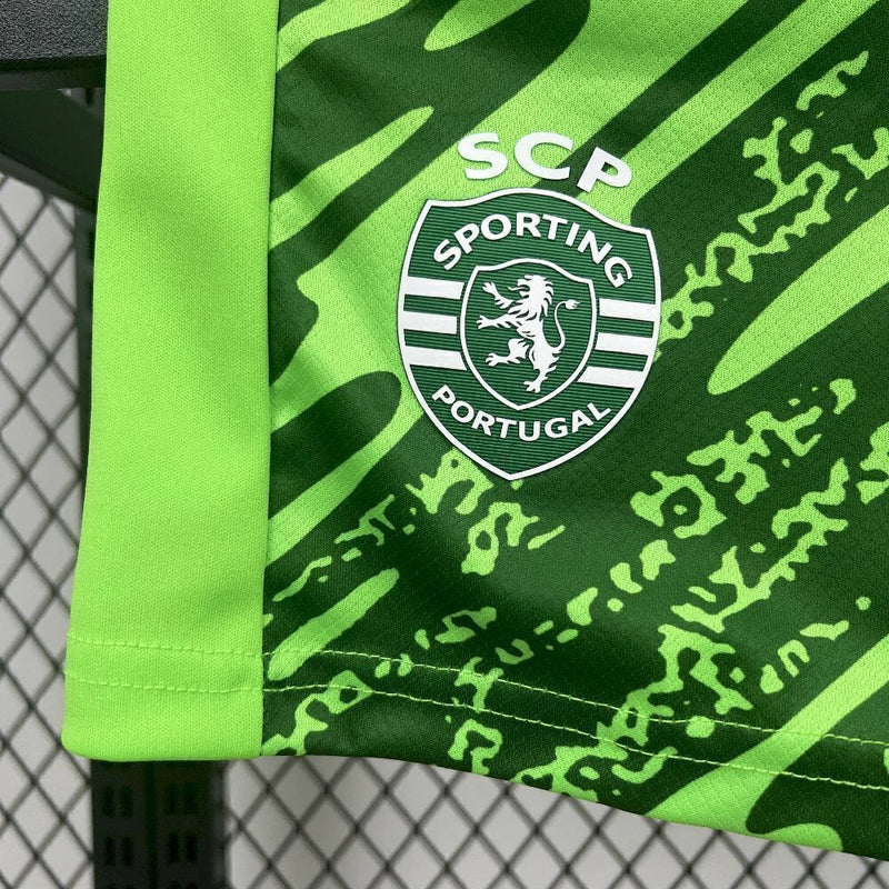 Kit Infantil Sporting CP Goleiro 2025/26 Nike Verde, camiseta e shorts oficiais para crianças de 3-4 a 12-13 anos, design moderno e confortável, ideal para pequenos goleiros e torcedores mirins.