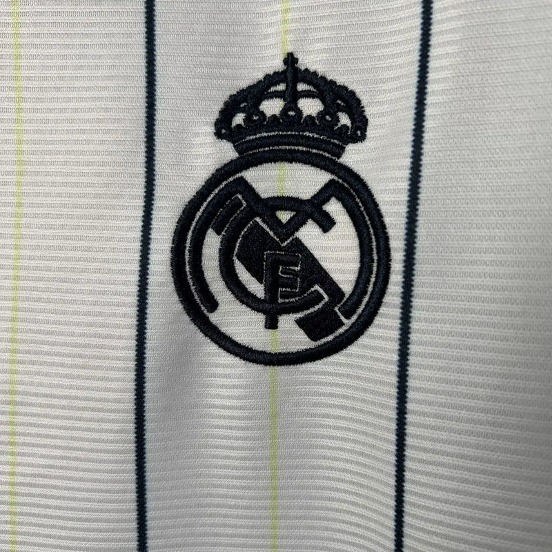 
Camisa Real Madrid Baseball 2025/2026 Adidas Torcedor Masculina branca, com listras verticais, escudo bordado do Real Madrid e design inspirado em uniformes retrô de baseball.