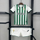 Kit Infantil Córdoba CF Home (1) 2025/26, camisa verde e branca com shorts oficiais, disponível dos tamanhos 3-4 anos até 12-13 anos, uniforme completo para pequenos torcedores."