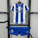 Kit Infantil FC Porto Home I 2025/26 New Balance, uniforme oficial azul e branco com camisa e shorts, disponível para crianças de 3-4 a 12-13 anos, confortável e ideal para pequenos torcedores dos Dragões."