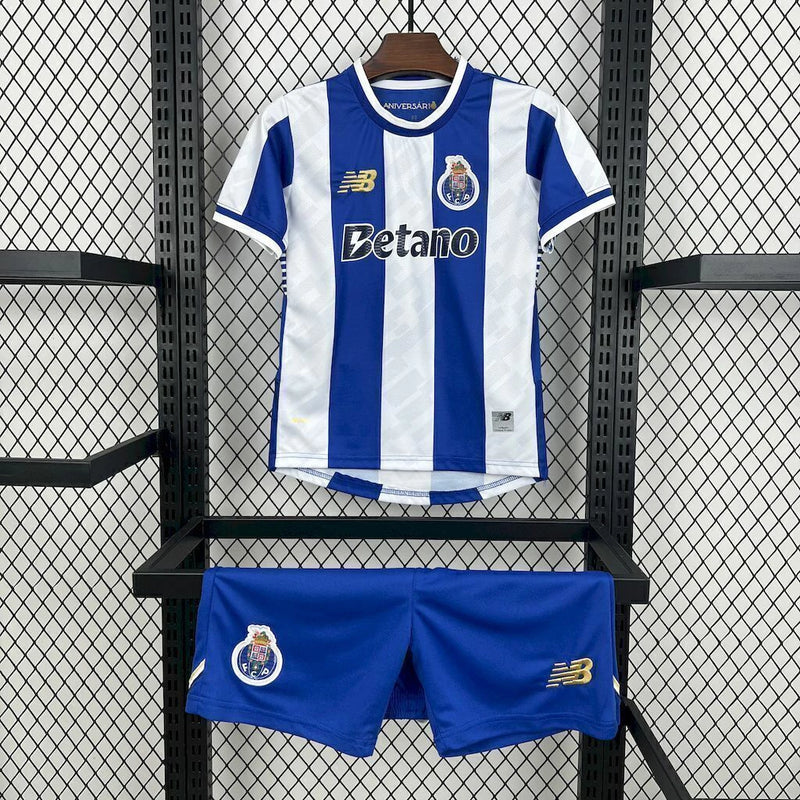 Kit Infantil FC Porto Home I 2025/26 New Balance, uniforme oficial azul e branco com camisa e shorts, disponível para crianças de 3-4 a 12-13 anos, confortável e ideal para pequenos torcedores dos Dragões."