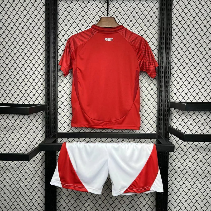 Kit Infantil Nottingham Forest Home I 2024/25 Adidas com camisa e short, tecido leve e respirável, ideal para pequenos torcedores do clube inglês com estilo e conforto.