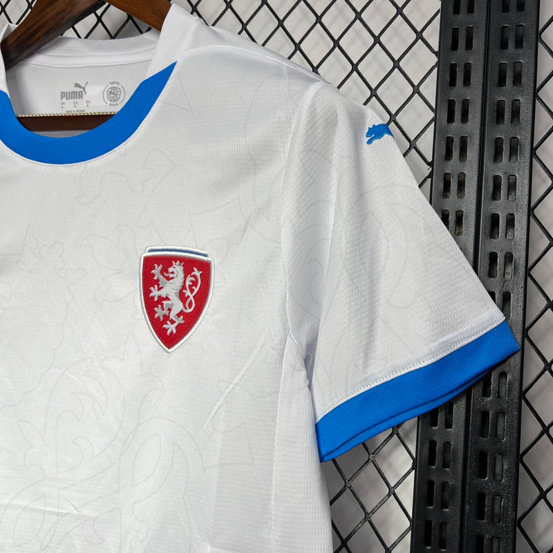 Camisa República Tcheca Away II 2024/25 Puma masculina branca com detalhes vermelhos e azuis, gola careca e tecido leve respirável para torcedores"