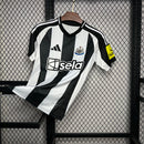 Camisa Newcastle Home I 2024/25 Adidas Torcedor Masculina preto e branco com listras clássicas, escudo bordado e gola careca