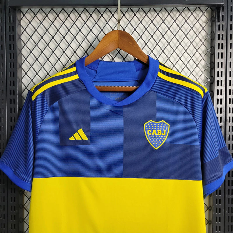 "Camisa Boca Juniors Home (1) 2023/24 Adidas Torcedor Masculina azul com faixa amarela, escudo bordado e tecnologia AEROREADY"
