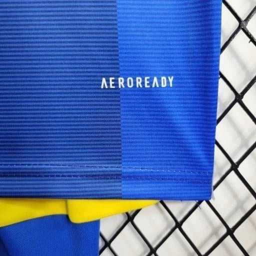 Texto alternativo para imagem:
Kit Infantil Boca Juniors Home (1) 2023/24 Adidas com camisa azul e faixa amarela central, short azul com detalhes amarelos, modelo oficial para crianças de 3 a 13 anos.

