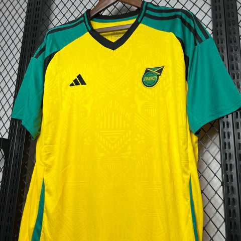 Camisa Jamaica Home I 2024/25 Adidas Torcedor Masculina amarela, uniforme principal seleção jamaicana, detalhes em verde e preto, escudo bordado, tecido leve e respirável."
camisa Jamaica Home 2024/25 amarela Adidas
camisa seleção Jamaica torcedor masculina
uniforme principal Jamaica 2024
camisa Reggae Boyz 2024/25