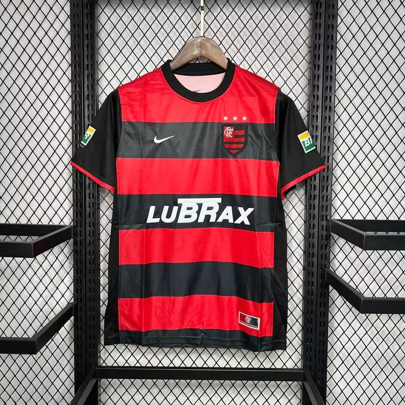 Camisa Flamengo Home I 2000/01 Nike Retrô Masculina vermelha e preta com listras horizontais, leve e respirável, ideal para torcedores Rubro-Negros e colecionadores de camisas históricas."