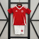 Kit Infantil Internacional Home 2025/26 Adidas para crianças, camisa vermelha com escudo bordado do Internacional, short oficial, conforto e tecnologia AEROREADY, uniforme infantil oficial para pequenos torcedores do Colorado.