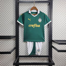 Kit Infantil Palmeiras Home (1) 2024/25 Puma – uniforme completo com camisa verde, shorts e meião oficial do Verdão para crianças de 3 a 13 anos.
