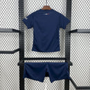 "Kit Infantil PSG Home (1) 2025/26 Nike oficial, camisa azul com detalhes em vermelho e branco, escudo do Paris Saint-Germain em destaque, shorts combinando, uniforme completo para crianças de 3 a 13 anos"