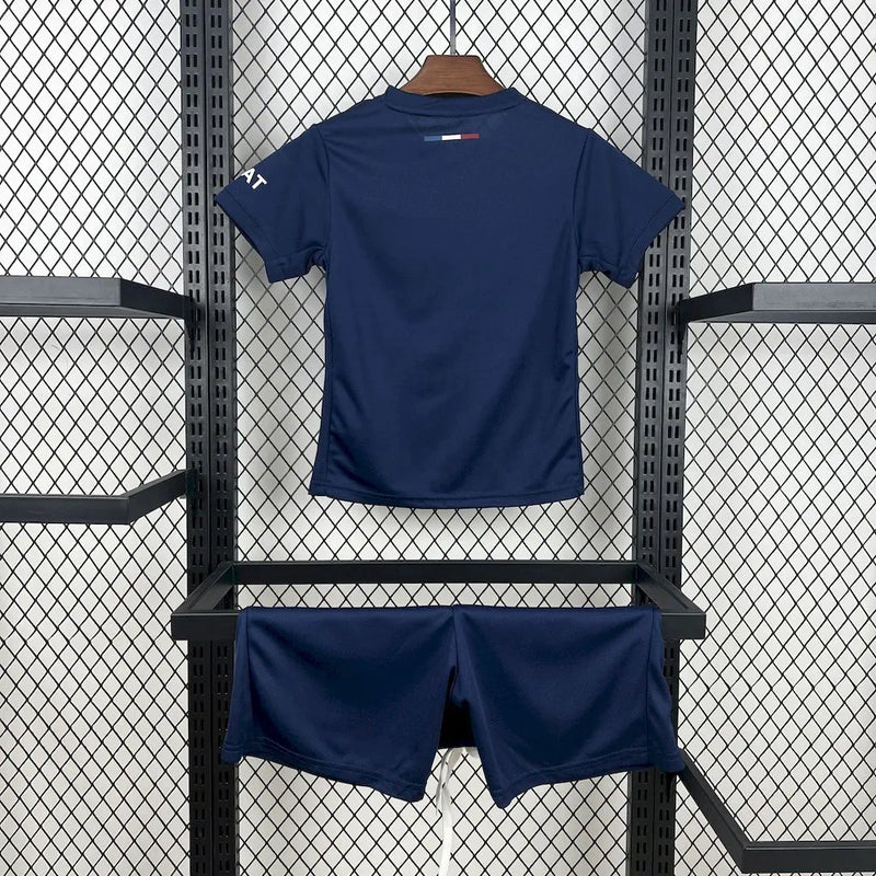 "Kit Infantil PSG Home (1) 2025/26 Nike oficial, camisa azul com detalhes em vermelho e branco, escudo do Paris Saint-Germain em destaque, shorts combinando, uniforme completo para crianças de 3 a 13 anos"