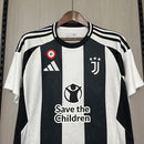 Camisa Juventus Home I 2024/25 Adidas Torcedor Masculina branca com listras pretas, escudo da Juventus bordado no peito e tecnologia AEROREADY para conforto e respirabilidade