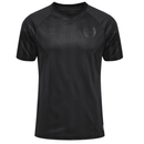 “Camisa Dinamarca Third III 2022/23 Hummel Torcedor Masculina, preta, com escudo da seleção dinamarquesa e logo Hummel em destaque, feita em tecido leve e respirável, modelo masculino com caimento confortável, ideal para jogos e uso casual.”