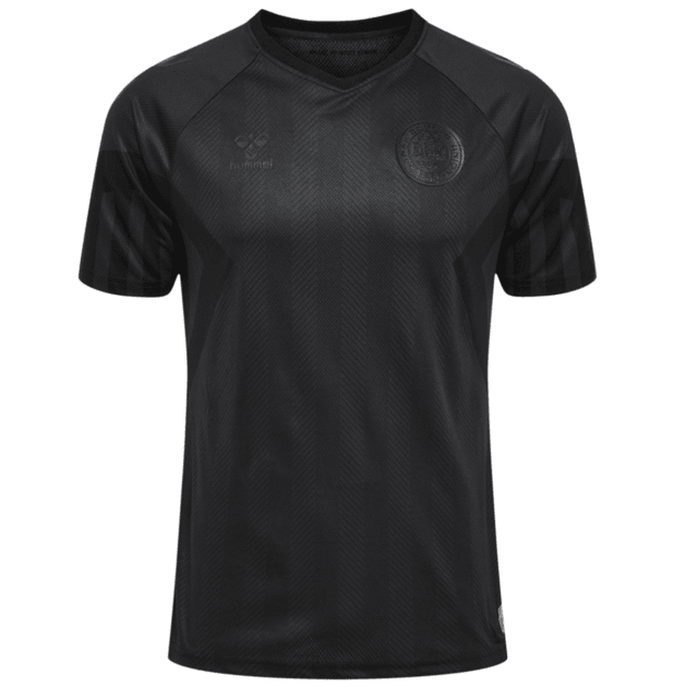 “Camisa Dinamarca Third III 2022/23 Hummel Torcedor Masculina, preta, com escudo da seleção dinamarquesa e logo Hummel em destaque, feita em tecido leve e respirável, modelo masculino com caimento confortável, ideal para jogos e uso casual.”