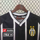 Camisa Juventus Away 2000/01 Lotto Retrô Masculina preta, com escudo bordado, gola em “V” branca e detalhes prateados clássicos