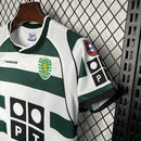 Kit Infantil Retrô Sporting CP Home I 2001/03 Reebok verde e branco com camisa e short, listras clássicas, ideal para pequenos torcedores e colecionadores do clube português."