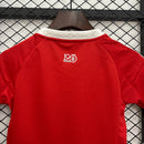 Kit Infantil Internacional Home 2025/26 Adidas para crianças, camisa vermelha com escudo bordado do Internacional, short oficial, conforto e tecnologia AEROREADY, uniforme infantil oficial para pequenos torcedores do Colorado.