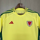 Camisa País de Gales Away II 2024/25 Adidas masculina amarela com detalhes em vermelho e verde, gola careca, mangas curtas e tecido leve respirável para torcedores"