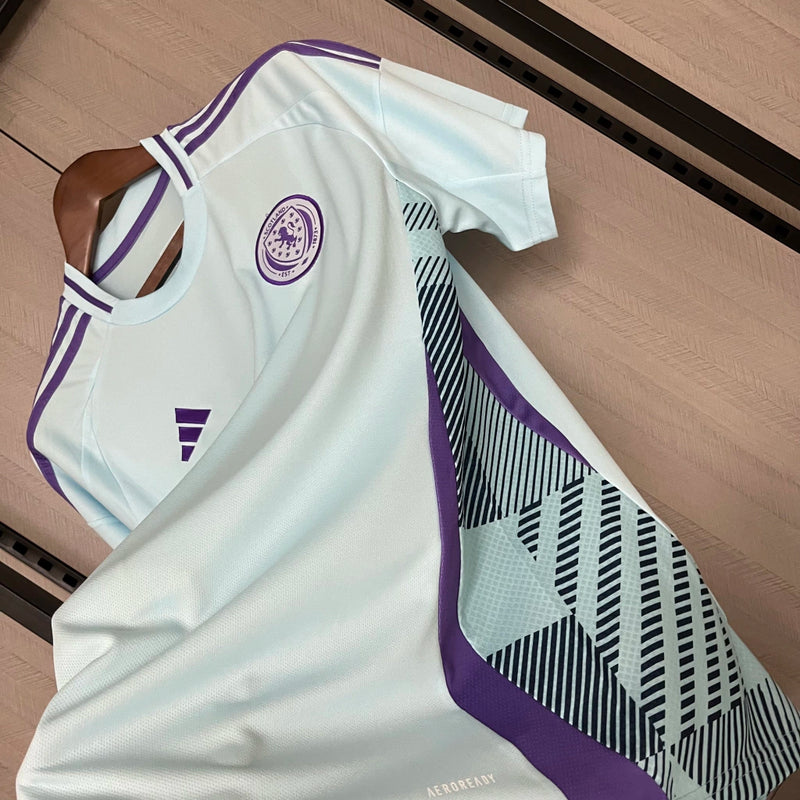Camisa Escócia Away II 2024/25 Adidas masculina na cor azul, com detalhes em branco, gola em V, mangas curtas e design moderno pensado para torcedores, representando o estilo e a tradição da seleção escocesa"