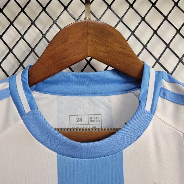Kit Infantil Argentina Home I 2024/25 Adidas - Conjunto camisa e short infantil nas cores tradicionais celeste e branco, ideal para pequenos torcedores da Seleção Argentina