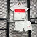 Kit Infantil Turquia Home I 2024/25 Nike, camiseta e shorts vermelhos com detalhes brancos, modelo oficial da Seleção Turca para crianças, ideal para pequenos torcedores e colecionadores."