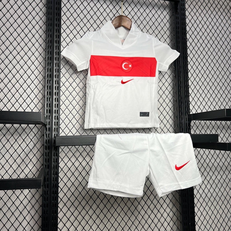 Kit Infantil Turquia Home I 2024/25 Nike, camiseta e shorts vermelhos com detalhes brancos, modelo oficial da Seleção Turca para crianças, ideal para pequenos torcedores e colecionadores."
