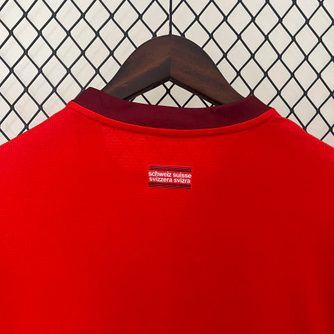 Camisa Suíça Home I 2024/25 Puma Torcedor Masculina, vermelha, com escudo da seleção suíça e logo Puma em destaque, feita em tecido leve e respirável, modelo masculino com caimento confortável, ideal para jogos e uso casual.”