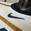 Camisa Pumas UNAM Home I 2024/25 Nike Jogador Masculina Branca, versão jogador, uniforme oficial de jogo, escudo gigante no peito, tecnologia Dri-FIT ADV"