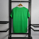 Camisa Irlanda do Norte Home I 2022/23 Adidas masculina verde com detalhes em branco e azul, gola careca, mangas curtas e tecido leve respirável para torcedores"