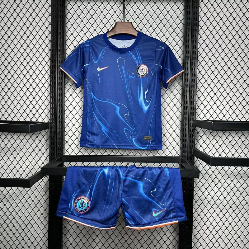 "Kit Infantil Chelsea FC Home (1) 2024/25 Nike oficial, camisa azul com escudo do Chelsea, shorts combinando, uniforme completo e confortável para crianças de 3 a 13 anos"
