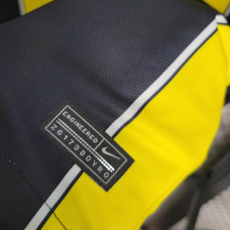 Camisa Al-Ittihad Home (1) 2023/24 Nike Torcedor Masculina com design listrado em preto e amarelo, escudo oficial estampado e tecido leve com tecnologia Dri-FIT para alta respirabilidade e conforto.
