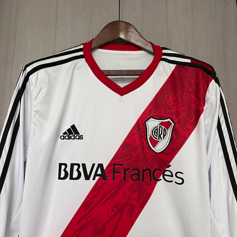 Camisa River Plate Home I 2013/14 Adidas Retrô Masculina Manga Longa Branca com faixa diagonal vermelha, uniforme clássico do River Plate argentino, modelo retrô colecionável disponível na Wazemix."