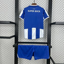 Kit Infantil FC Porto Home I 2025/26 New Balance, uniforme oficial azul e branco com camisa e shorts, disponível para crianças de 3-4 a 12-13 anos, confortável e ideal para pequenos torcedores dos Dragões."