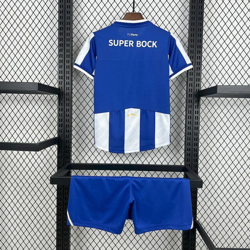Kit Infantil FC Porto Home I 2025/26 New Balance, uniforme oficial azul e branco com camisa e shorts, disponível para crianças de 3-4 a 12-13 anos, confortável e ideal para pequenos torcedores dos Dragões."
